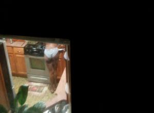 Девушка в одних трусиках на кухне а её через окно снимают